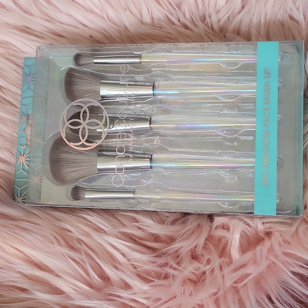 Brand New CANDIE COUTURE 5 PC. FABULOUS FACE BRUSH SET